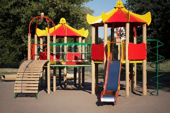 700 детских площадок отремонтируют в Петербурге до 1 мая