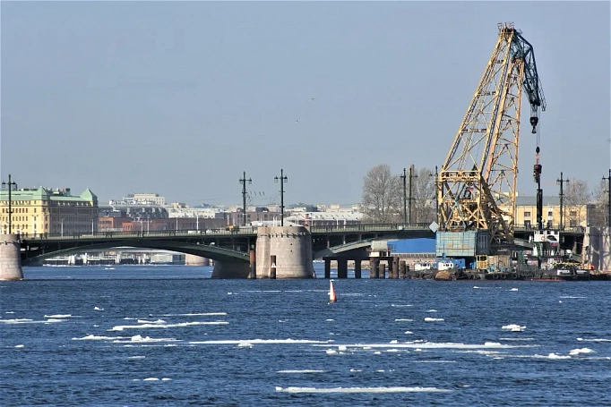 В Петербурге перенесли демонтаж временных опор Биржевого моста